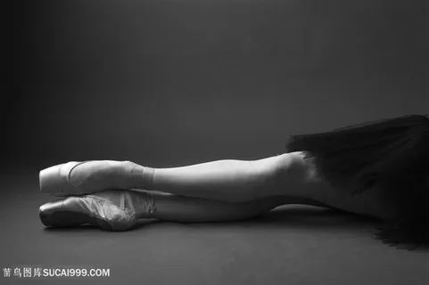 黑白照片女子练芭蕾的腿 黑白照片女子练芭蕾的腿