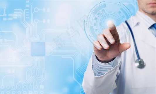 正在操作电子显示屏的工作人员 正在操作电子显示屏的工作人员