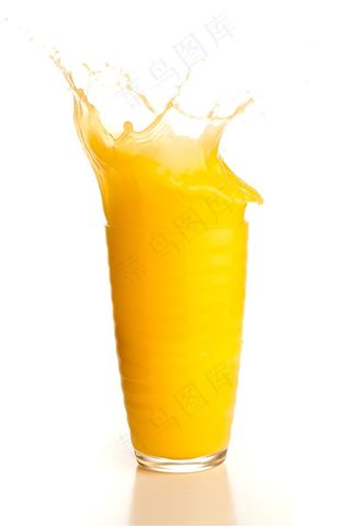 白色背景下的动感橙汁高清图片