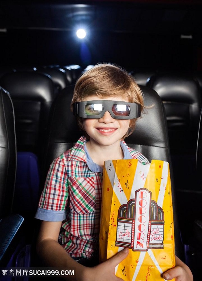 电影院看电影的小男孩高清图