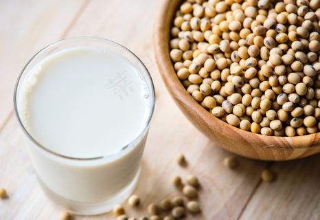 现磨白色豆浆图片 现磨白色豆浆图片