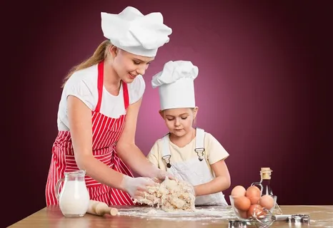 在制作美食的母女