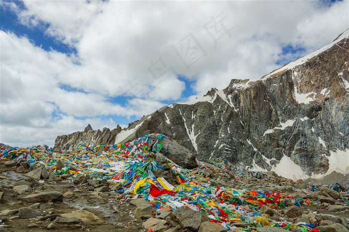 神山冈仁波齐的卓玛拉山口的经幡