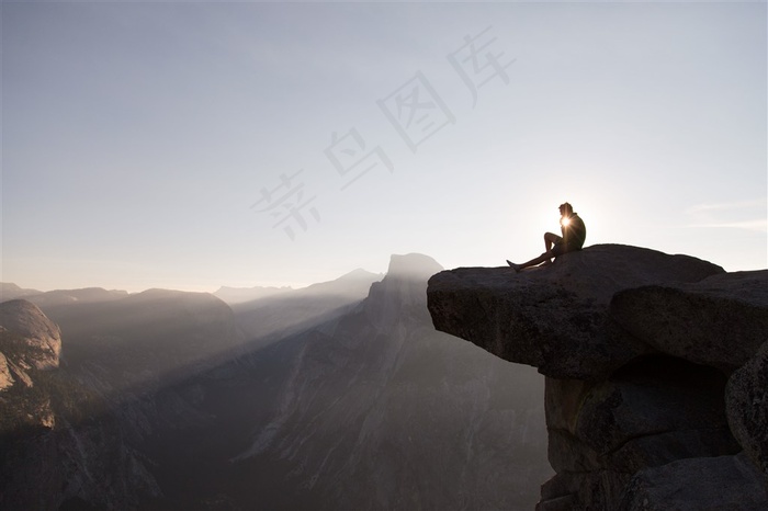 户外登山的男人
