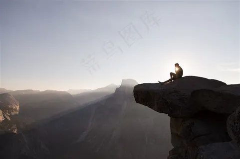 户外登山的男人 户外登山的男人