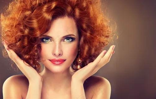 双手摸头发的女孩