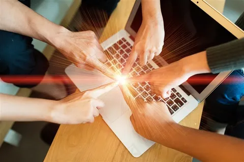 商务团队讨论合作手搭在一起大图 商务团队讨论合作手搭在一起大图