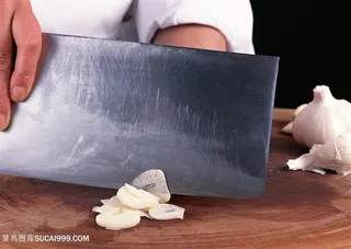 厨师切大蒜高清图片