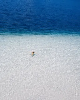 蓝色清澈大海鸟瞰图