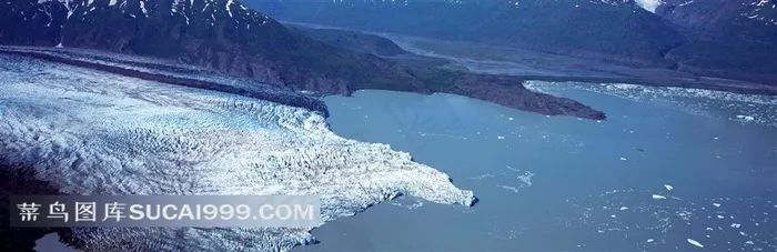 雪山和湖泊素材图片