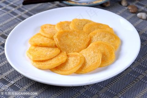 小吃玉米饼的美食图片