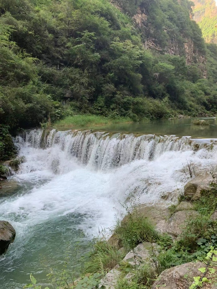 高山流水瀑布风景背景图