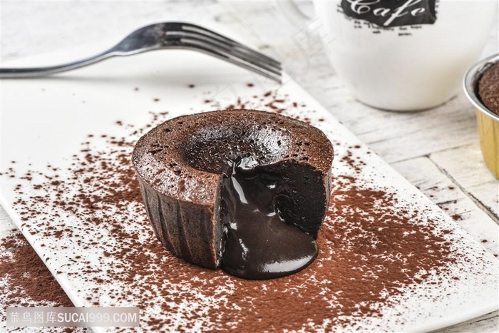 切开的熔岩蛋糕糕点图片