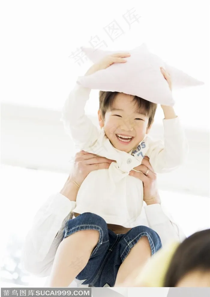 拿五角星抱枕的小男孩被举在空中 拿五角星抱枕的小男孩被举在空中