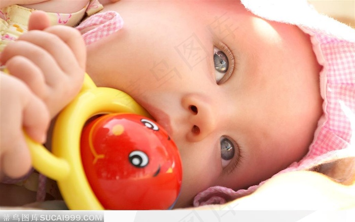 玩玩具的婴儿小宝贝