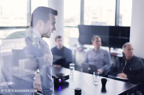 正在办公室开会的外国商务人士高清摄影图片