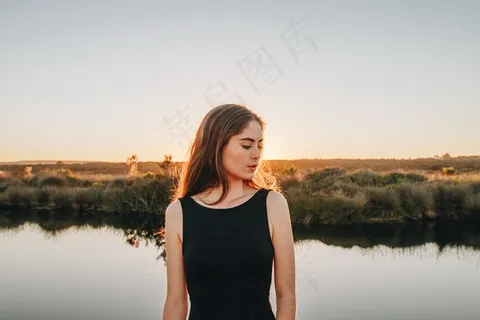 阳光侧颜美女图片 阳光侧颜美女图片