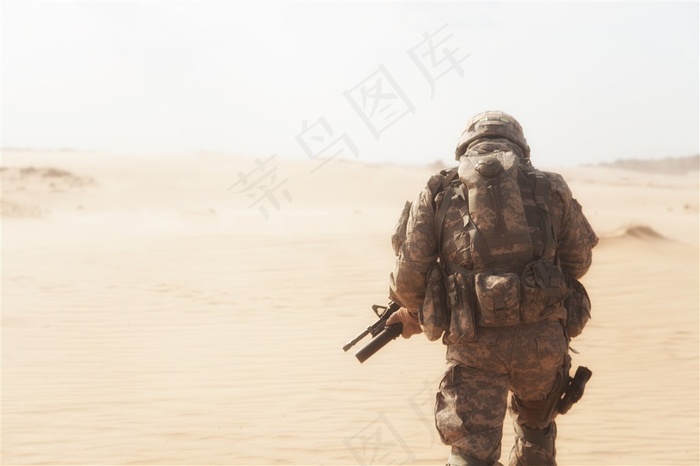 沙漠中的军人士兵图片