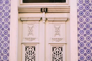 复古花纹木制大门图片