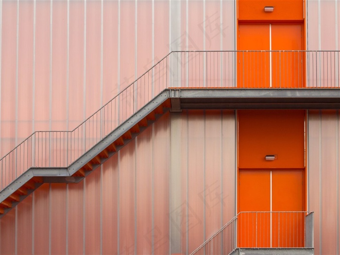 橙色门和楼梯