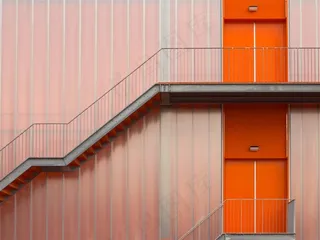 橙色门和楼梯
