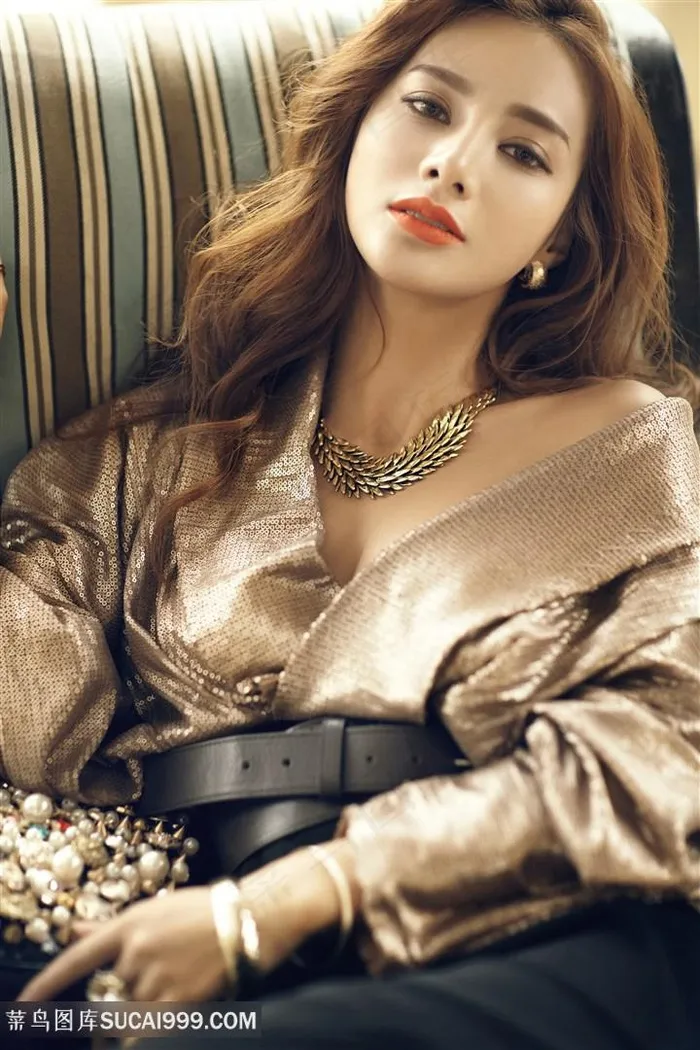 坐在沙发上的美女
