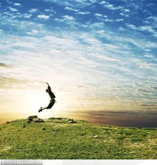 在草地上飞腾跳跃舞蹈的人