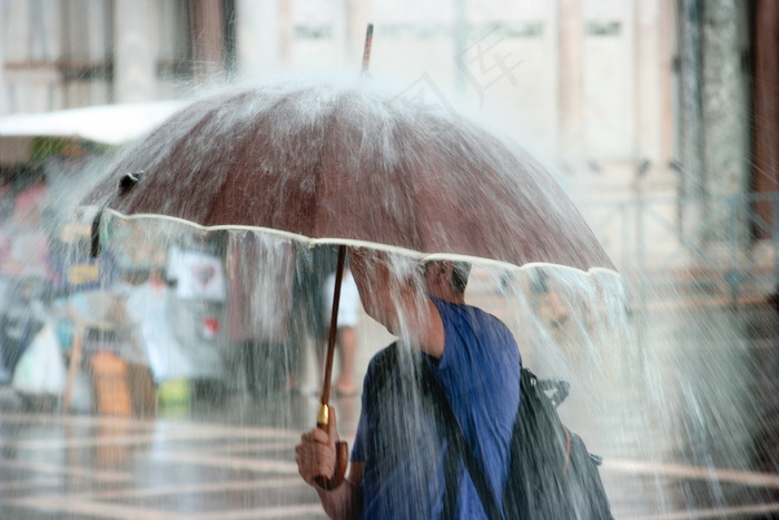 下雨打伞图片