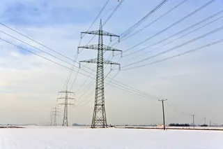 冬季电塔与积雪的田野