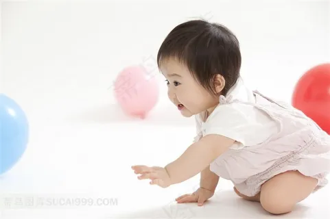 爬着的婴儿素材