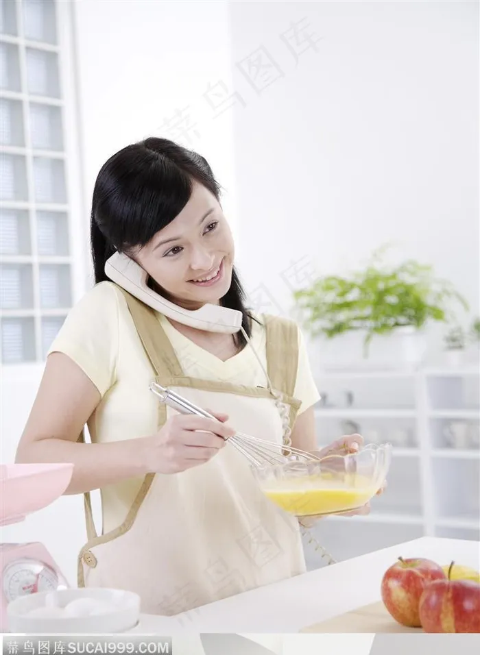 美食制作-接电话打鸡蛋的美女