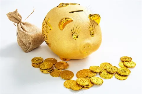 金色的存钱罐钱摆放着金币 金色的存钱罐钱摆放着金币