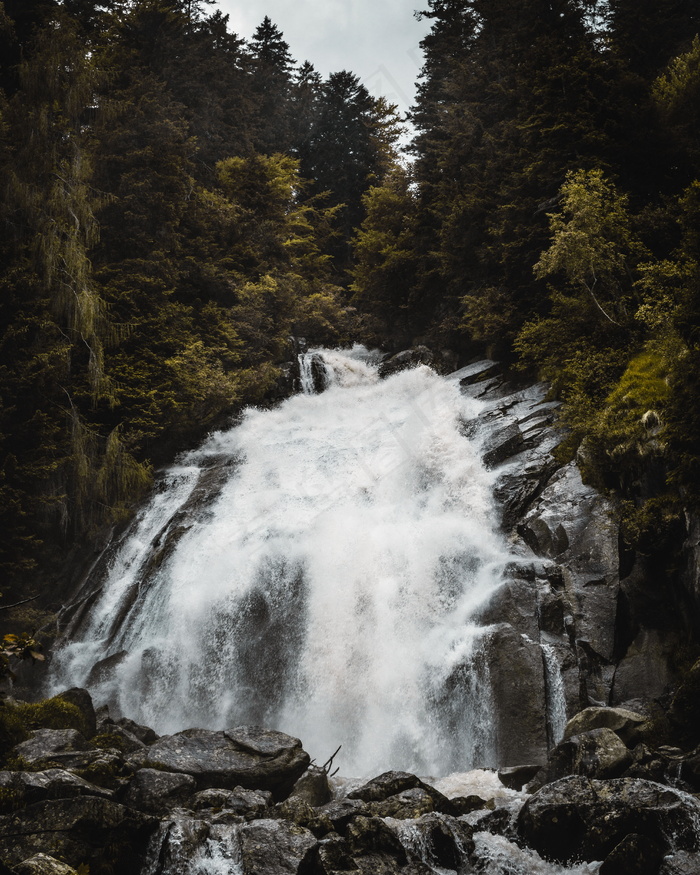 高山流水森林瀑布图片