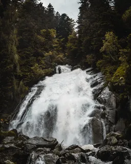 高山流水森林瀑布图片 高山流水森林瀑布图片