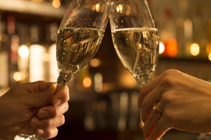喝香槟举杯庆祝