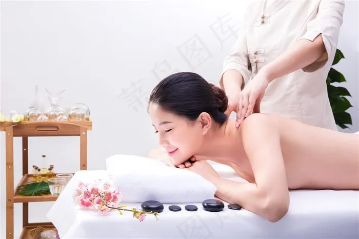 正在做背部按摩的美女高清摄影图