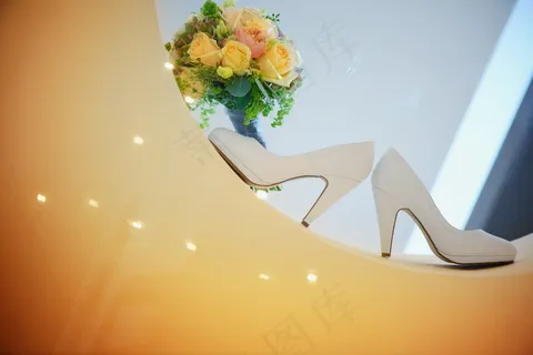 白色新娘婚鞋图片