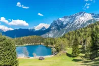 高清雪山湖泊森林风景图片