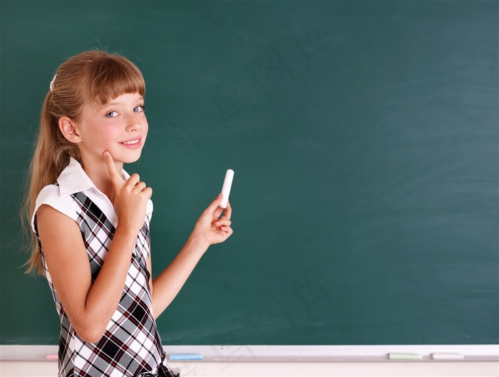 拿粉笔的小女孩高清摄影图片