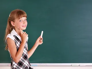 拿粉笔的小女孩高清摄影图片