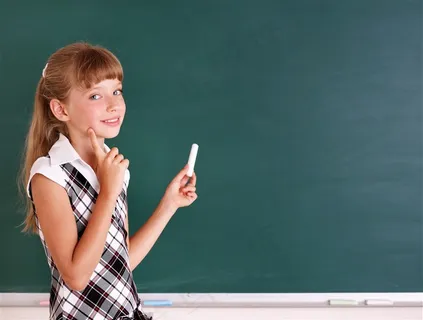 拿粉笔的小女孩高清摄影图片 拿粉笔的小女孩高清摄影图片