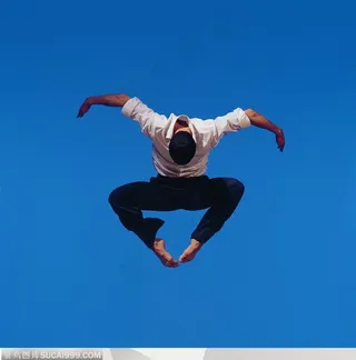 舞蹈动作-双脚合并跳跃手臂做鸟飞翔姿势的外国男士