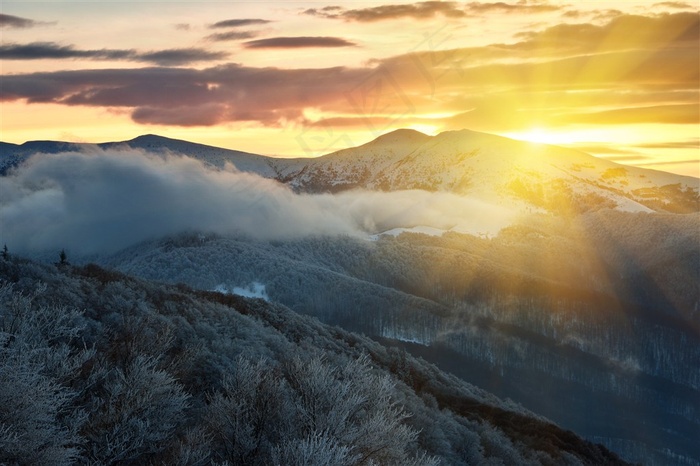 美丽的雪山景色高清图片下载