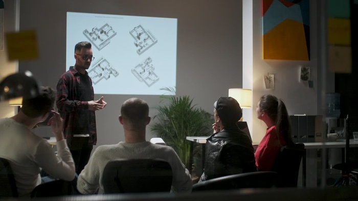 导师向团队进行夜间演示