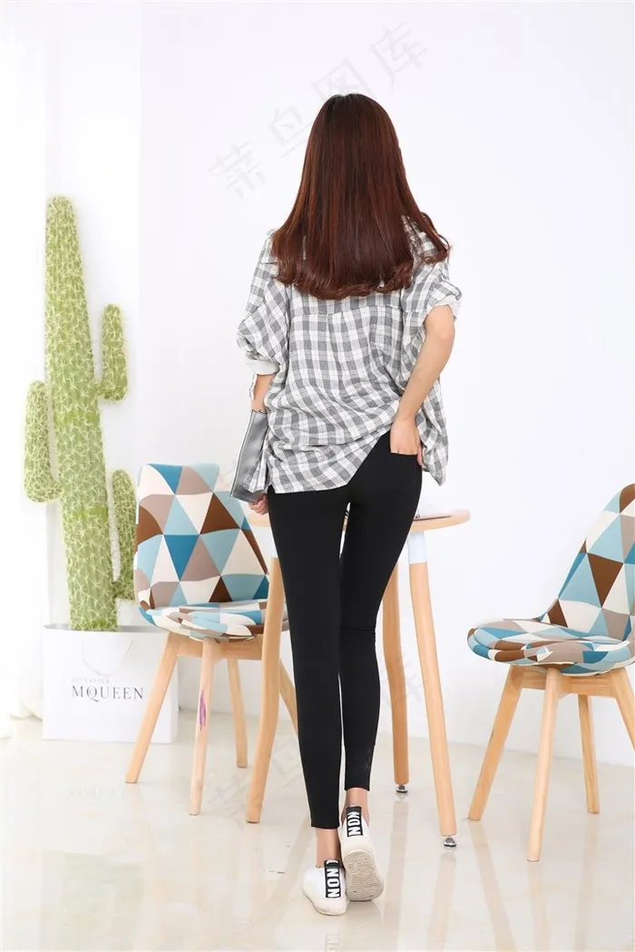 打底黑裤女模背影写真