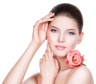 肩膀上放着花朵的美女高清图片美容图片