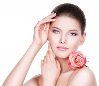 肩膀上放着花朵的美女高清图片美容图片