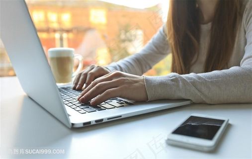 下午休息操作电脑的时尚美女