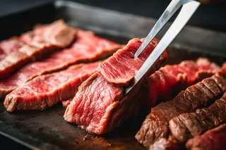 牛排铁板装盘美食摄影图