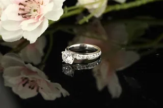 放在黑色桌面上的戒指